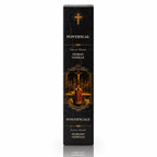 Encens religieux Pontifical emballé dans un étui cartonné rectangulaire noir marbré, illustré d’une scène de messe traditionnelle sous une croix rayonnante avec des lettrages blancs et dorés.