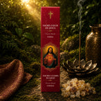 Étui d'Encens Religieux Sacré-Cœur de Jésus de couleur rouge bordeaux marbré, illustré du Christ montrant son cœur rayonnant, posé près d'un tas de résine de copal claire.