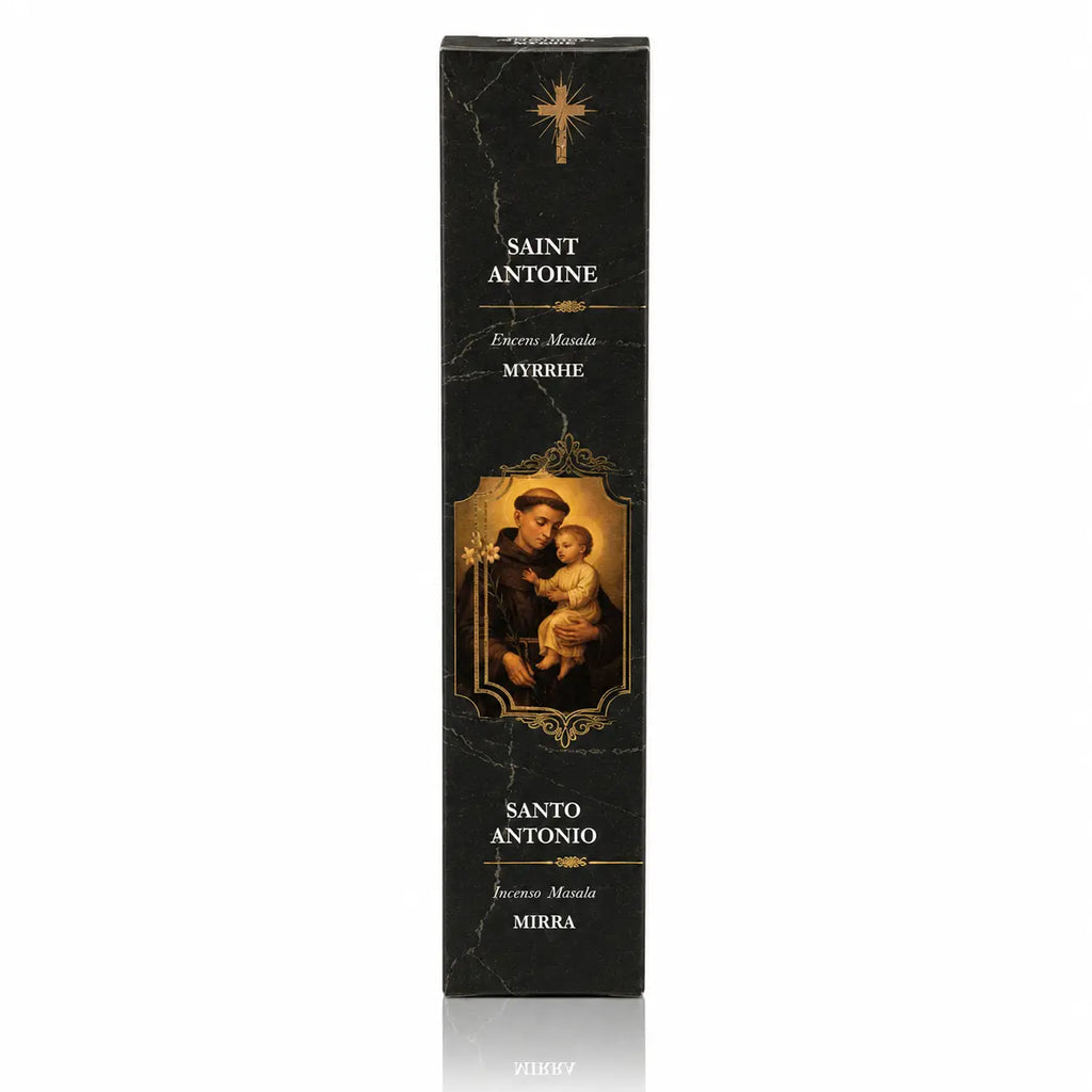 Encens religieux Saint Antoine conditionné dans un étui cartonné rectangulaire noir marbré, illustré d’une peinture du Saint portant l’Enfant Jésus avec des lettrages blancs et dorés.