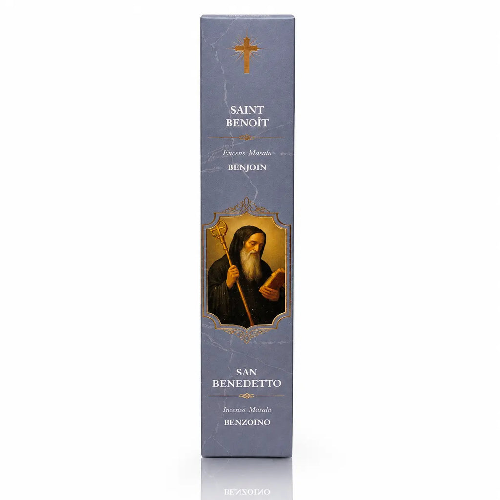 Encens religieux Saint Benoît conditionné dans un étui cartonné rectangulaire gris-bleu marbré, orné du portrait du Saint avec son bâton, d'une croix dorée et de lettrages blancs.