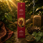 Étui d'Encens Religieux Saint Expédit de couleur rouge brique, illustré du saint soldat romain brandissant une croix face au ciel, posé près d'une coupelle de feuilles de patchouli.