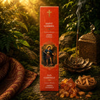 Étui d'Encens Religieux Saint Gabriel de couleur rouge orangé, illustré de l'archange en armure avec une épée et un bouclier doré, posé près de morceaux d'ambre et de copeaux de santal.