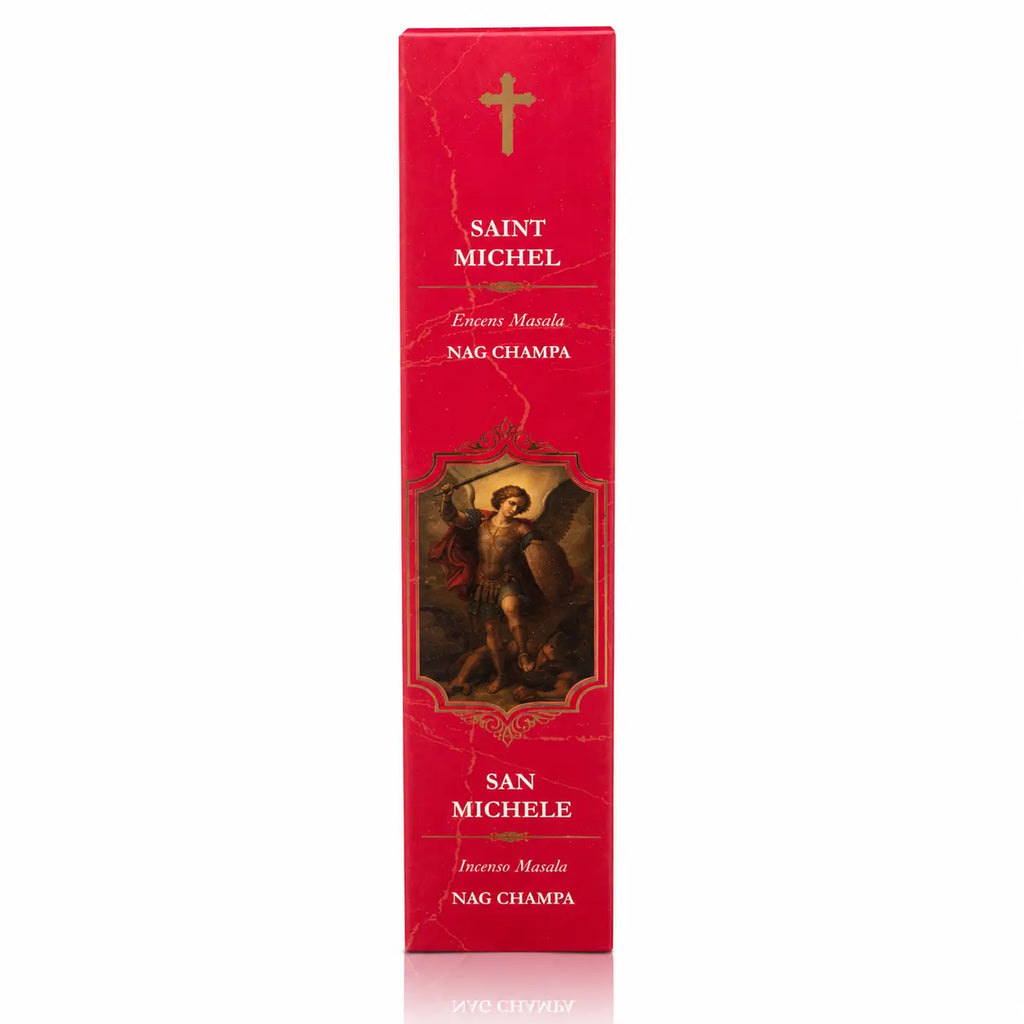 Encens religieux Saint Michel présenté dans un étui cartonné rectangulaire rouge vif, illustré de l'archange armé d'une épée sous une croix dorée avec des inscriptions blanches.