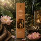 Étui d'Encens Religieux Sainte Famille de couleur ocre marbré, illustrant Jésus enfant marchant main dans la main avec Marie et Joseph, entouré de fleurs de lotus roses.