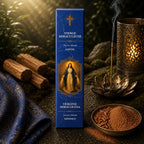 Étui d'Encens Religieux Vierge Miraculeuse de couleur bleu roi, illustré de la Vierge Marie rayonnante les bras ouverts, posé à côté d'une coupelle de poudre et de morceaux de bois de santal.