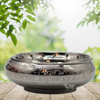 Brûle-encens coupe en métal argenté avec grille, frise gravée, posé sur table en bois devant feuillage flou, logo « L’Echoppe de Gaïa ».