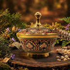 Encensoir avec couvercle en laiton doré, motifs décoratifs rouges et bleus ajourés, bouton doré, posé sur souche en décor forestier.