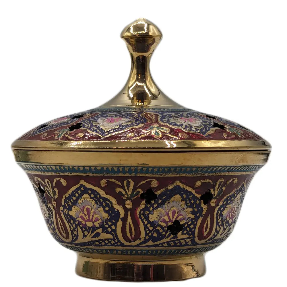 Encensoir en laiton doré avec couvercle, décor peint rouge et bleu à motifs floraux, ajours d’aération visibles, sur fond blanc.