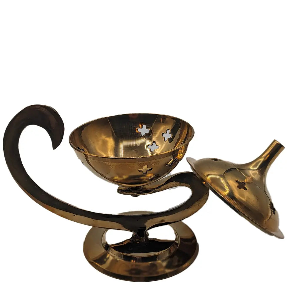 Encensoir style lampe d’Aladin en laiton, coupe ouverte perforée et poignée en S, couvercle conique à côté, vue produit sur fond blanc.