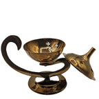 Encensoir style lampe d’Aladin en laiton, coupe ouverte perforée et poignée en S, couvercle conique à côté, vue produit sur fond blanc.