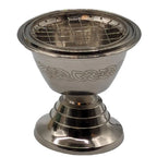 Brûle-encens en métal argenté sur pied, bol avec grille et motif nœud celtique gravé, présenté sur fond blanc.