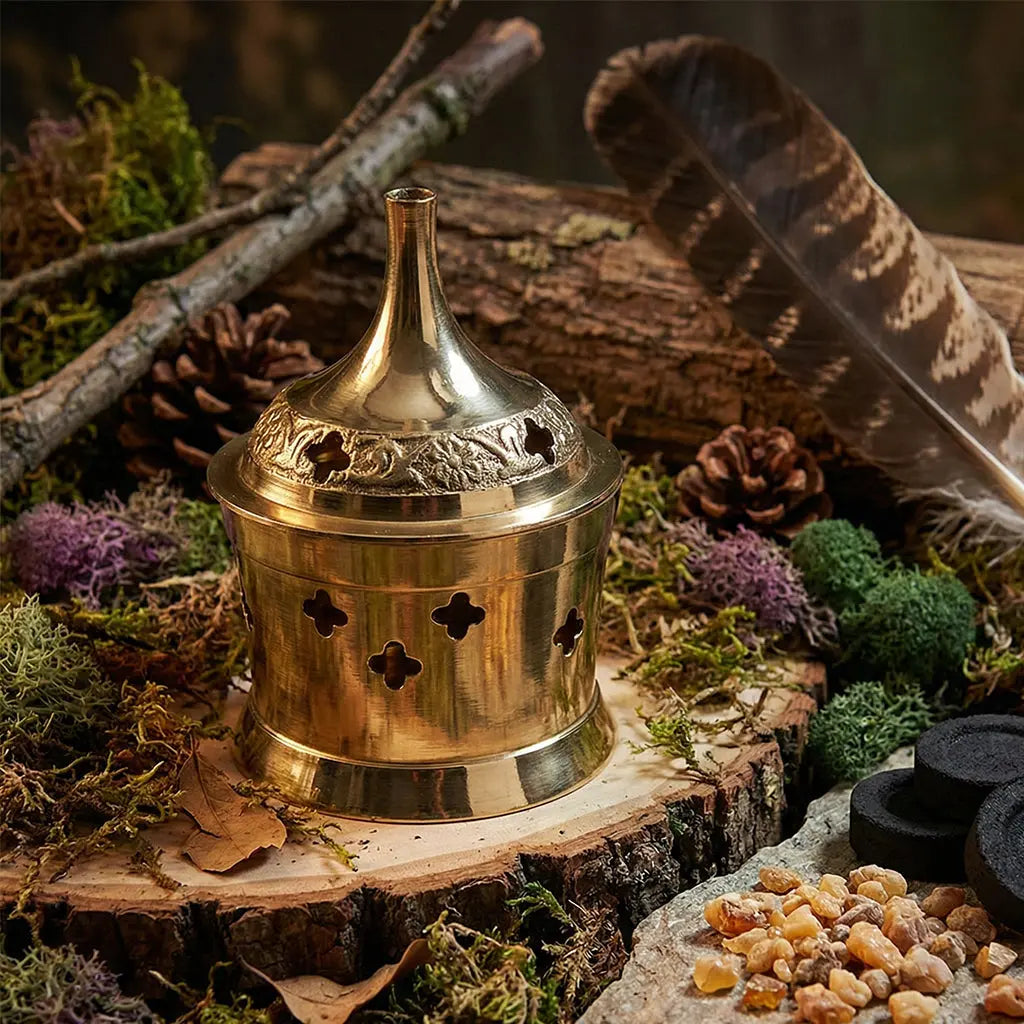 Brûle Encens forme Tour en laiton doré avec couvercle cheminée et motifs ajourés pour rituels