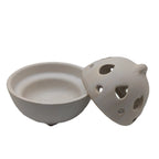 Brûle-encens en céramique blanche avec bol rond et couvercle perforé à ouvertures triangulaires, posé sur fond blanc.