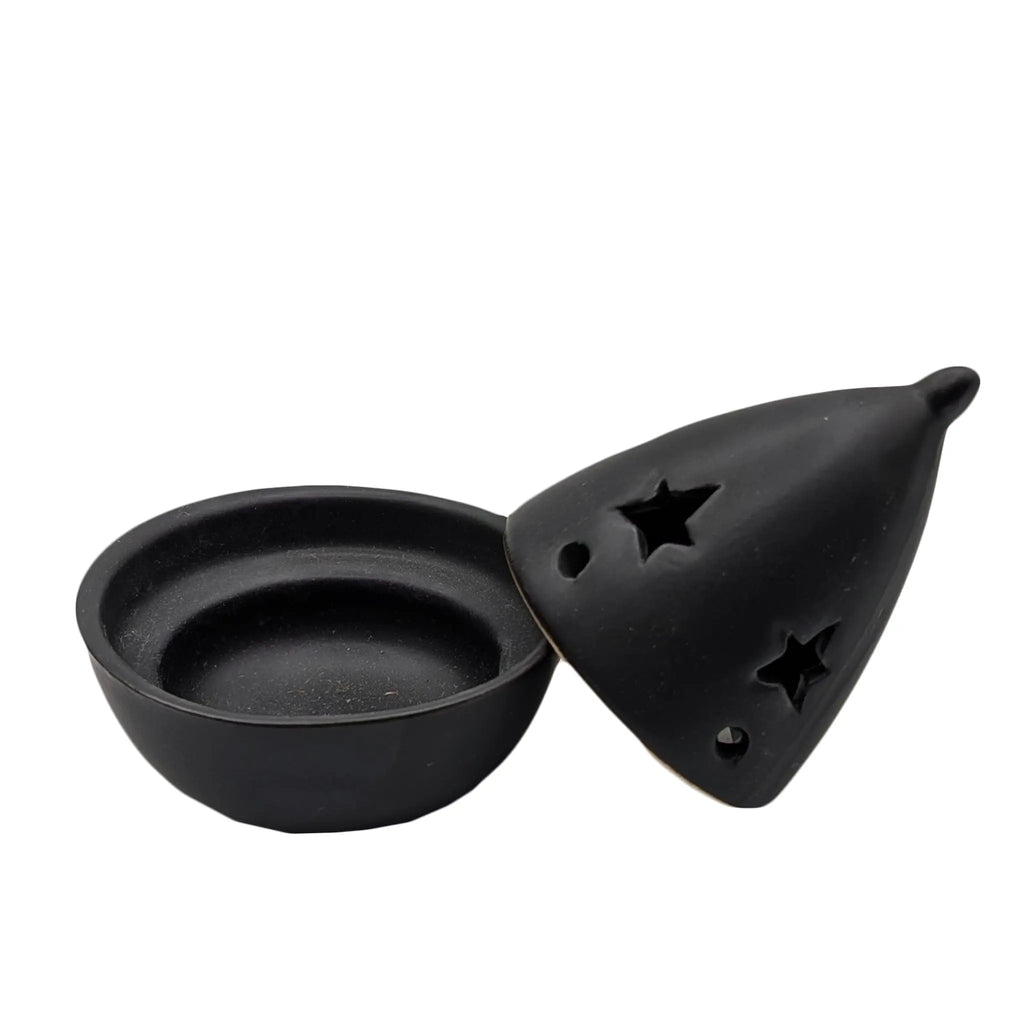 Brûle-encens en céramique noire, bol profond et couvercle en forme de goutte avec découpes étoile et trous, sur fond blanc.