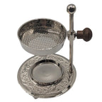 Encensoir réglable en métal argenté, coupelle supérieure perforée, base ronde à motif floral gravé, vis avec bouton en bois, fond blanc.