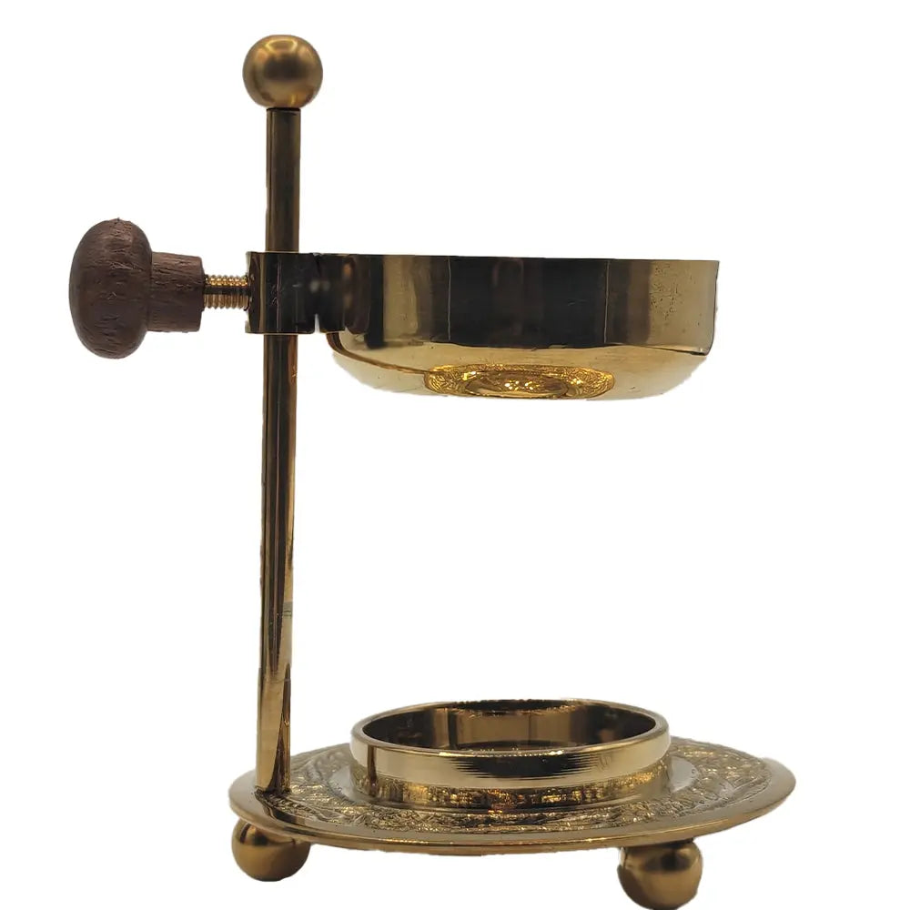 Encensoir réglable doré en métal : tige verticale avec boule, coupelle supérieure réglable par vis à poignée en bois, base ronde gravée sur pieds, avec support pour bougie chauffe-plat, sur fond blanc.                          