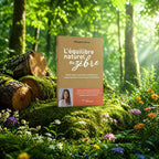 Livre beige L'équilibre naturel du zèbre de Margerie Véron posé dans la mousse au milieu des fleurs, avec le portrait de l'auteure et des conseils pour révéler son essence.