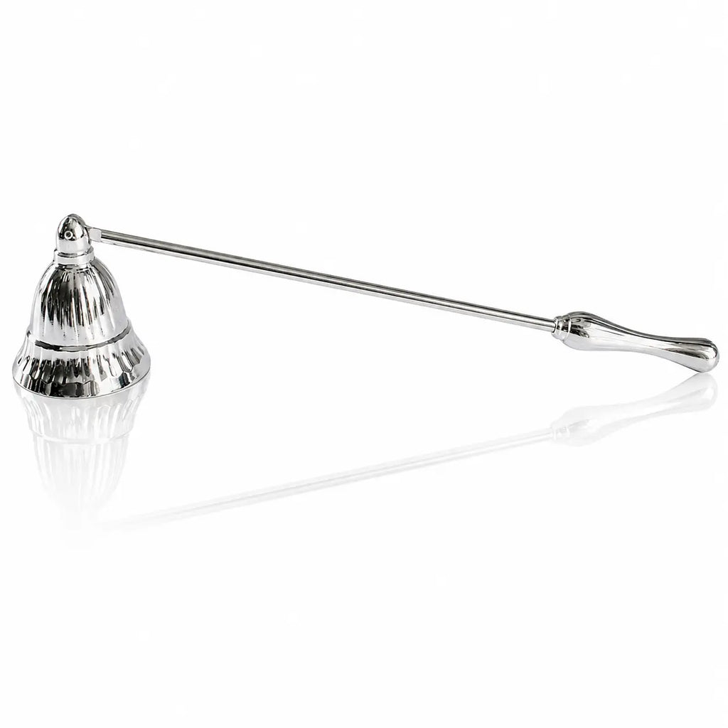 Éteignoir à bougie en métal argenté brillant avec cloche ciselée et manche travaillé.