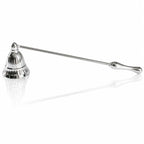 Éteignoir à bougie en métal argenté brillant avec cloche ciselée et manche travaillé.