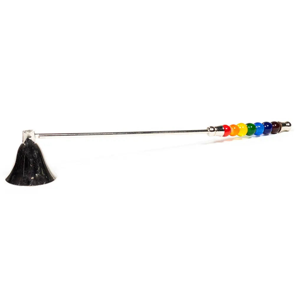 Éteignoir à bougie en métal argenté avec manche décoré de sept perles aux couleurs des chakras.