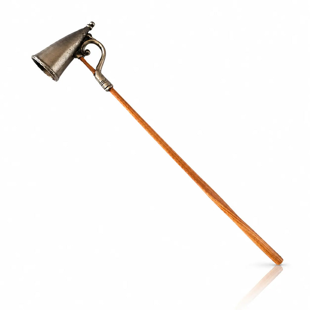 Éteignoir à bougie rétro avec cloche en étain et long manche en bois, sur fond blanc.