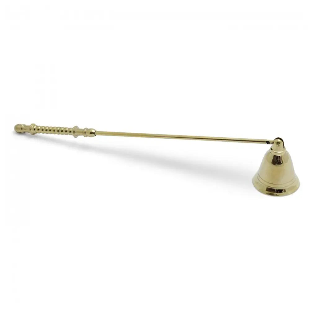 Éteignoir à bougie en métal doré avec cloche articulée et manche ciselé sur fond blanc.