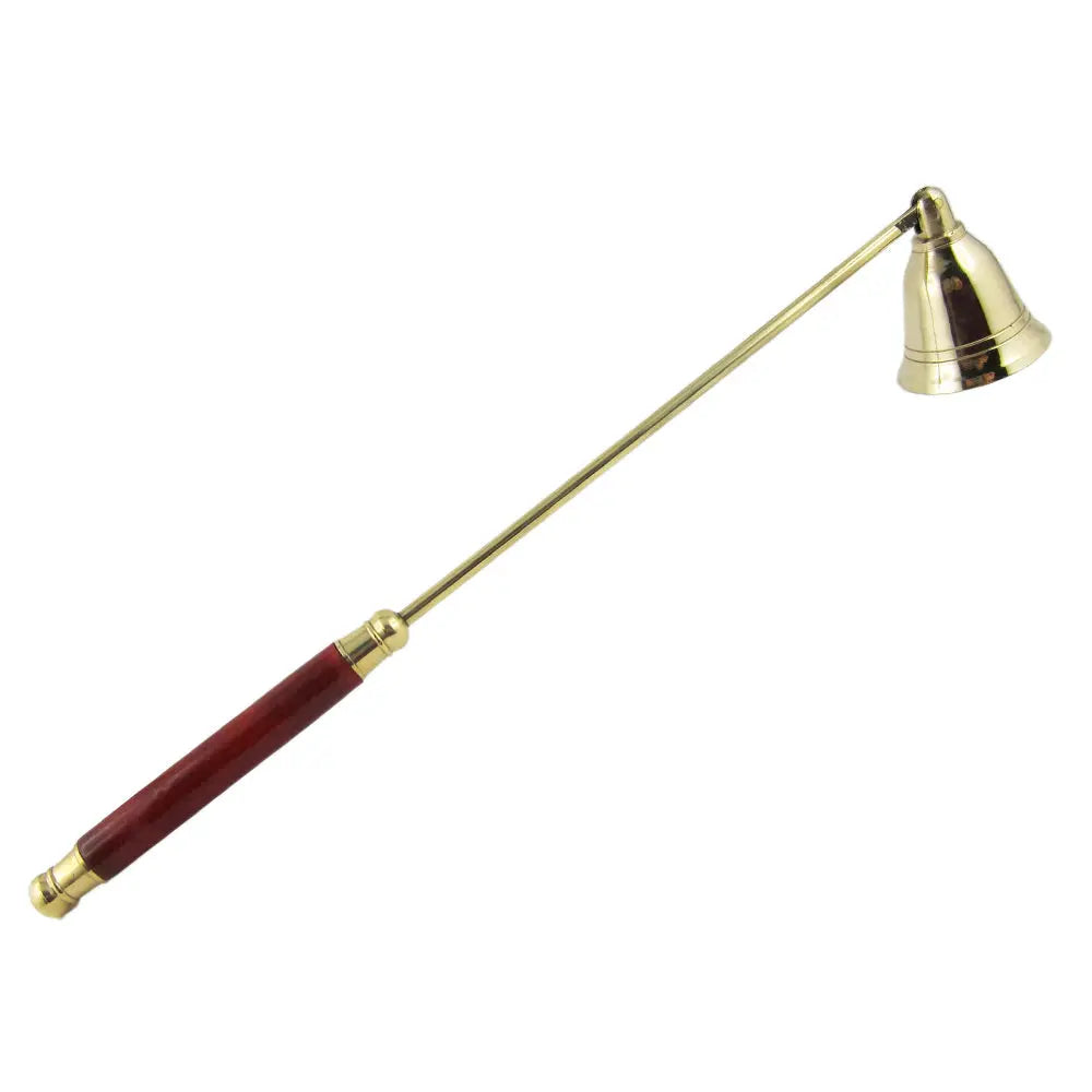 Éteignoir à bougie avec cloche articulée en laiton doré et manche ergonomique en bois vernis.
