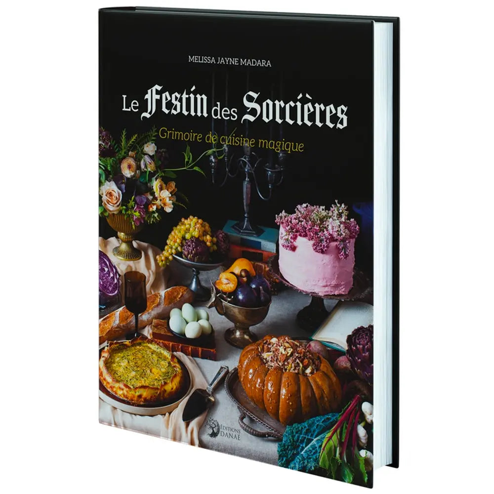 Le Festin des Sorcières - Grimoire de cuisine magique de Melissa Jayne Madara, illustré par une table de banquet richement garnie de plats mystérieux, gâteaux et fruits sous un fond noir.