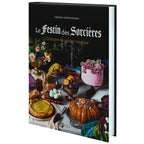 Le Festin des Sorcières - Grimoire de cuisine magique de Melissa Jayne Madara, illustré par une table de banquet richement garnie de plats mystérieux, gâteaux et fruits sous un fond noir.
