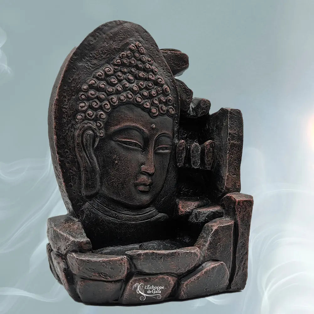 Porte-encens backflow noir patiné cuivre effet pierre, Bouddha et rochers, sur fond bleu fumé, logo « L’Echoppe de Gaïa ».