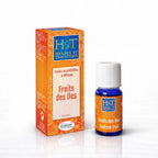 Un flacon et son étui de la synergie d'huiles essentielles "Fruits des Iles" de la marque Herbes & Traditions, certifiés Ecocert et présentés dans un design orange vif aux motifs d'agrumes sur fond blanc.