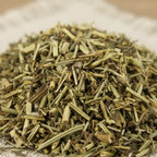 Fumeterre séchée vert gris coupée en petits morceaux en vrac sur toile claire.