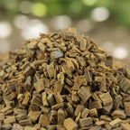 Coupelle en bois remplie de copeaux de bois de gaïac brun clair pour fumigation sur table en bois avec cristaux et lavande.