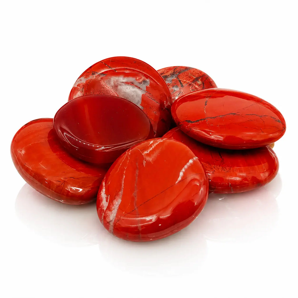Ensemble de galets de Jaspe Rouge polis, présentant une couleur rouge brique intense avec des veines naturelles blanches et noires.