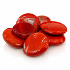 Ensemble de galets de Jaspe Rouge polis, présentant une couleur rouge brique intense avec des veines naturelles blanches et noires.