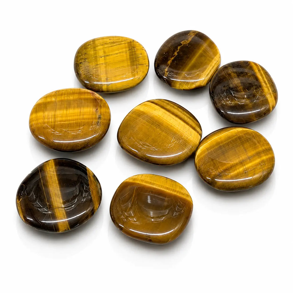 Ces galets polis en oeil de tigre présentent une forme plate et bombée aux magnifiques reflets chatoyants dorés et bruns.