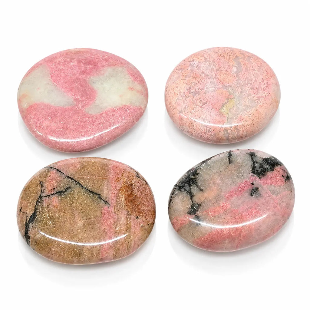 Galet plat et poli de rhodonite rose veiné de motifs noirs, isolé sur un fond blanc avec un discret reflet.