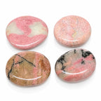 Galet plat et poli de rhodonite rose veiné de motifs noirs, isolé sur un fond blanc avec un discret reflet.