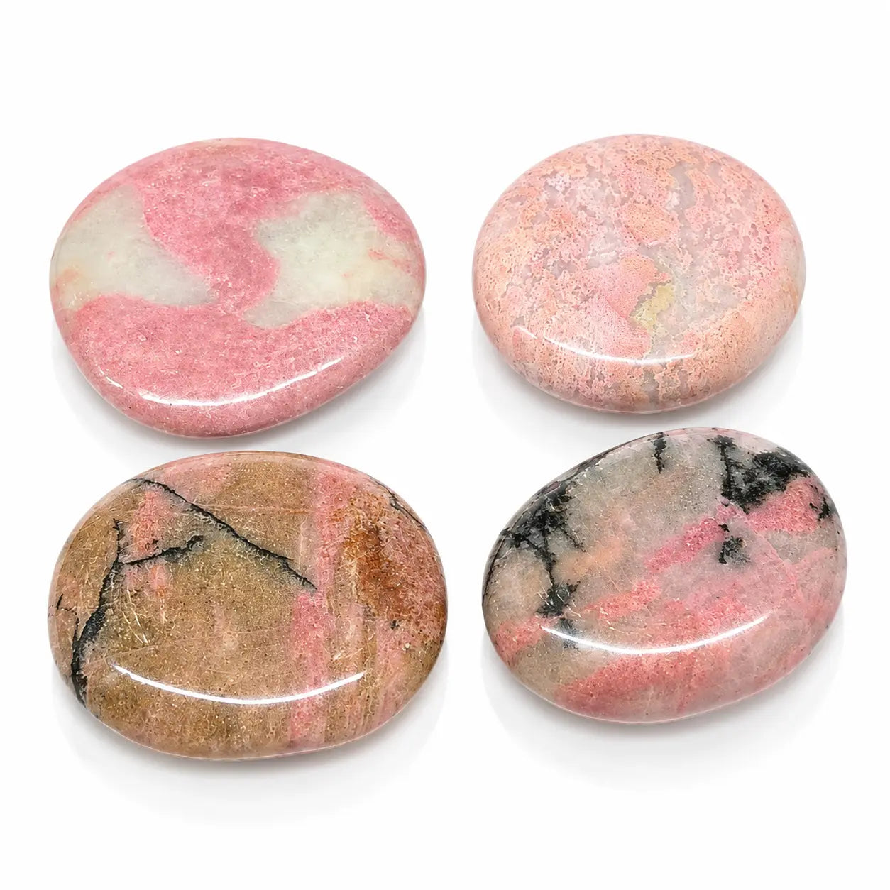 Galet plat et poli de rhodonite rose veiné de motifs noirs, isolé sur un fond blanc avec un discret reflet.