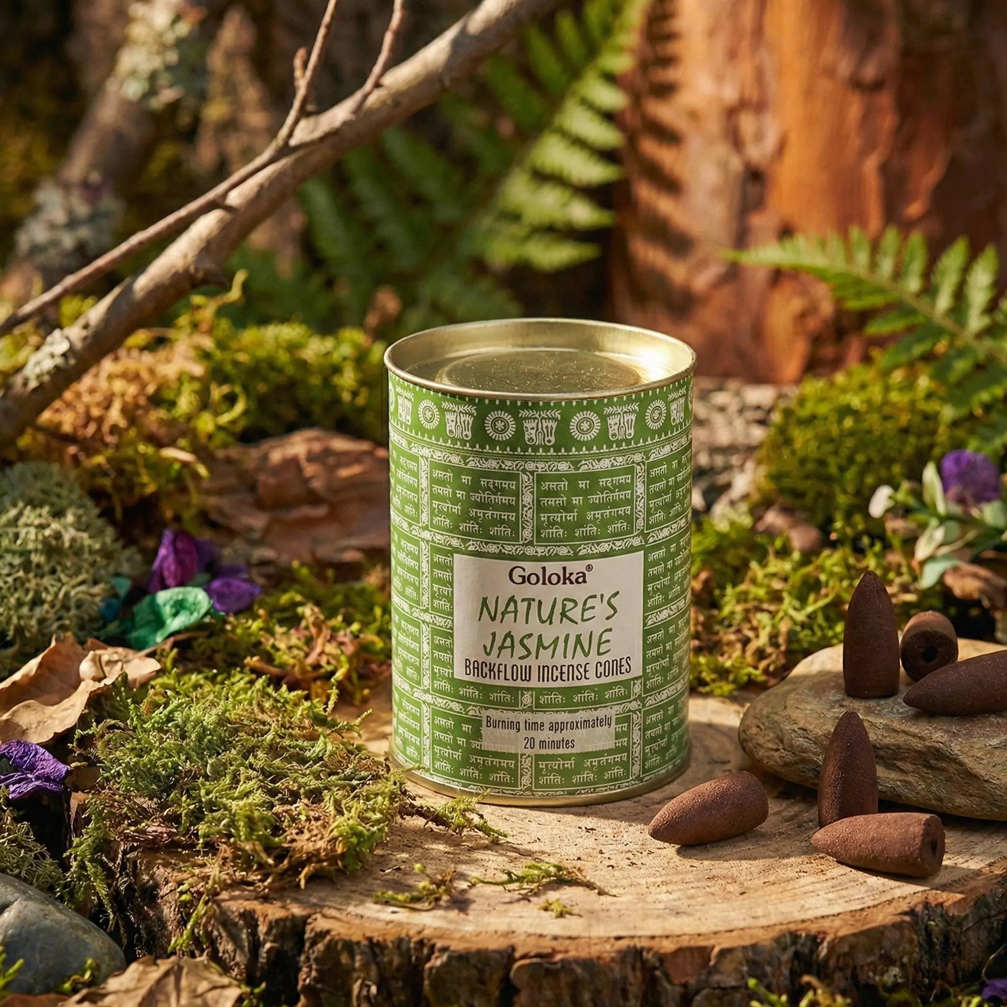 Boîte d’encens Goloka Nature’s Jasmine – Backflow incense cones, mention « Burning time approximately 20 minutes », ambiance nature (mousse, branches, feuilles) en arrière-plan.