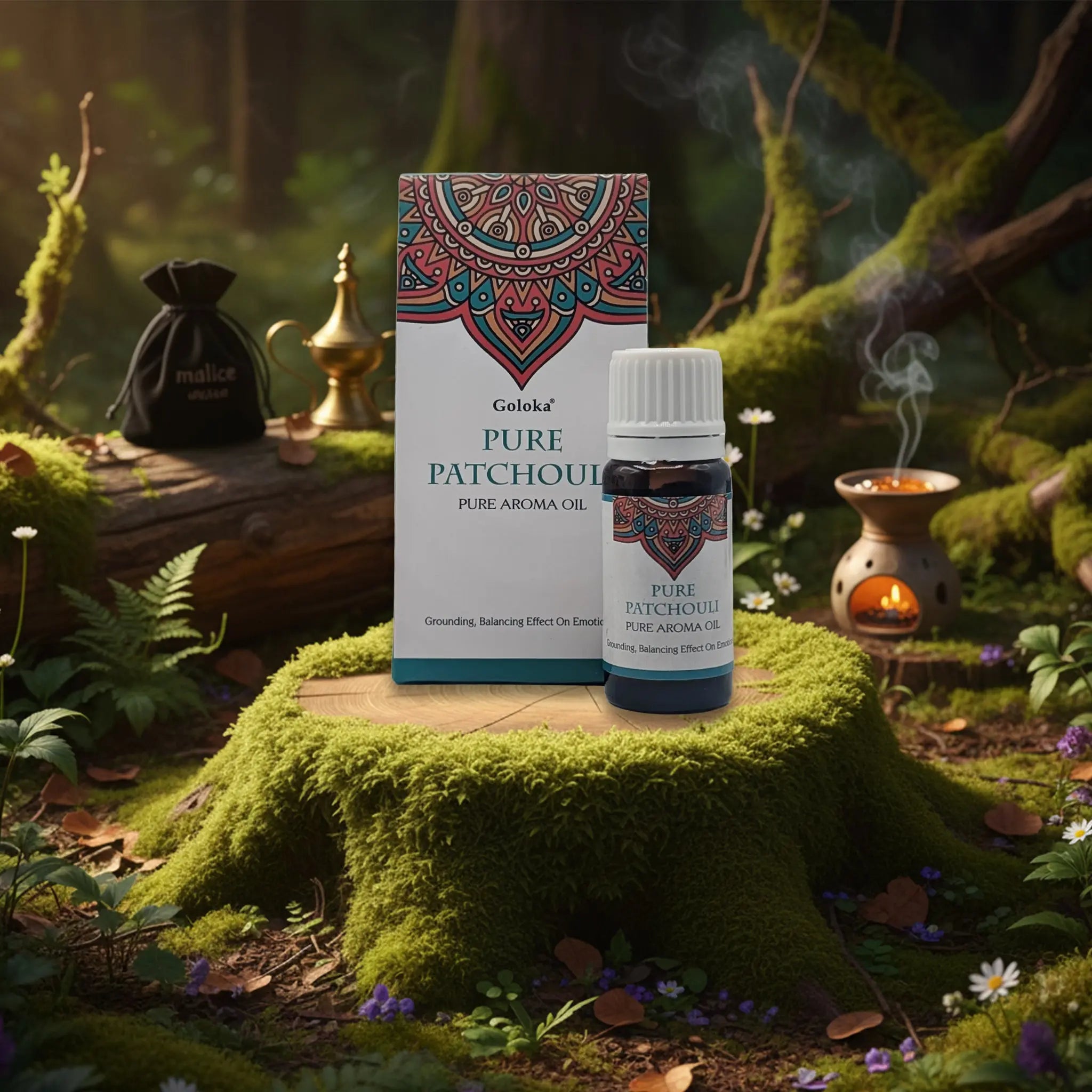 Flacon + étui d’huile aromatique Goloka « Pure Patchouli » (Pure Aroma Oil), mis en scène sur une souche recouverte de mousse en décor de forêt, avec volutes de fumée et un petit brûle-parfum/bougie en arrière-plan.