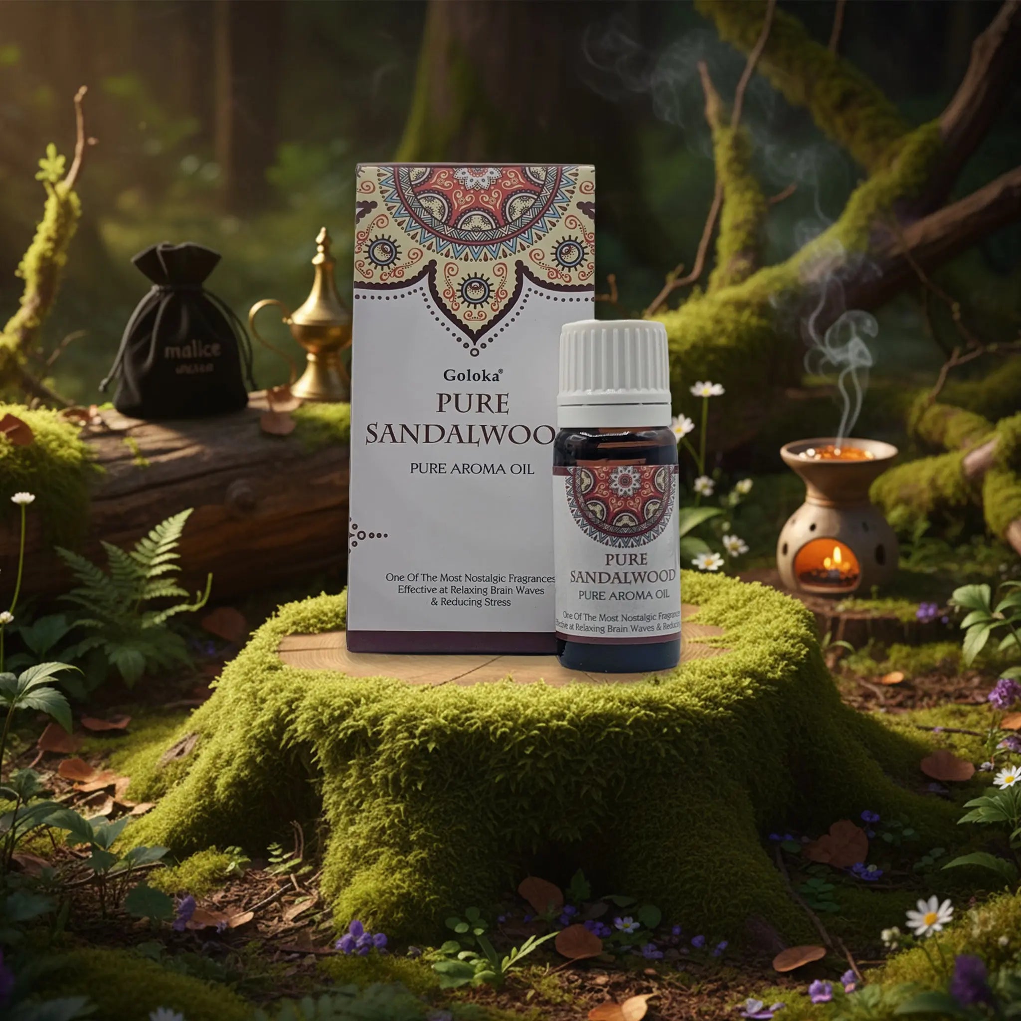 Flacon et boîte d’huile aromatique Goloka « Pure Sandalwood » posés sur une souche moussue, dans une ambiance forêt avec bougie allumée et fumée d’encens.