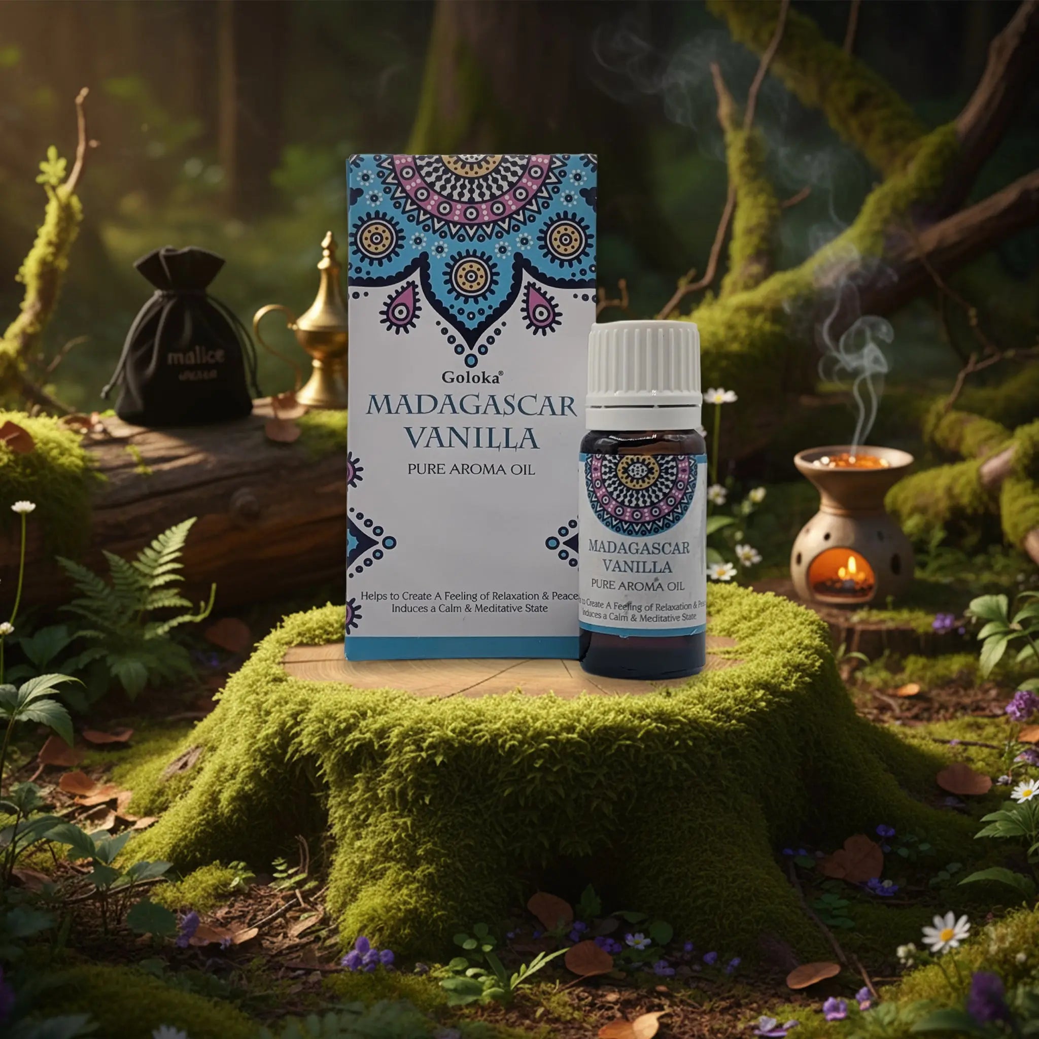 Flacon et boîte d’huile aromatique Goloka « Madagascar Vanilla » sur une souche moussue, dans une mise en scène forêt (fumée d’encens, petite bougie allumée, ambiance chaleureuse et naturelle).