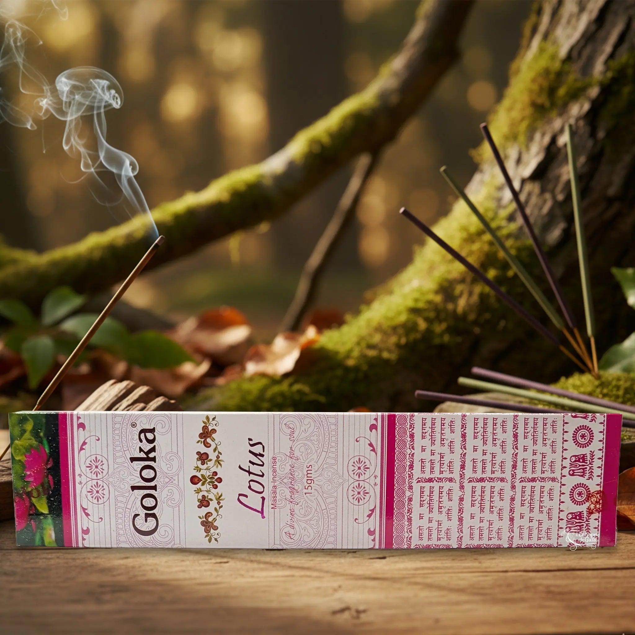 Boîte d’encens Goloka Lotus posée sur une table en bois en pleine forêt, avec des bâtonnets d’encens fumants et une atmosphère naturelle et apaisante.