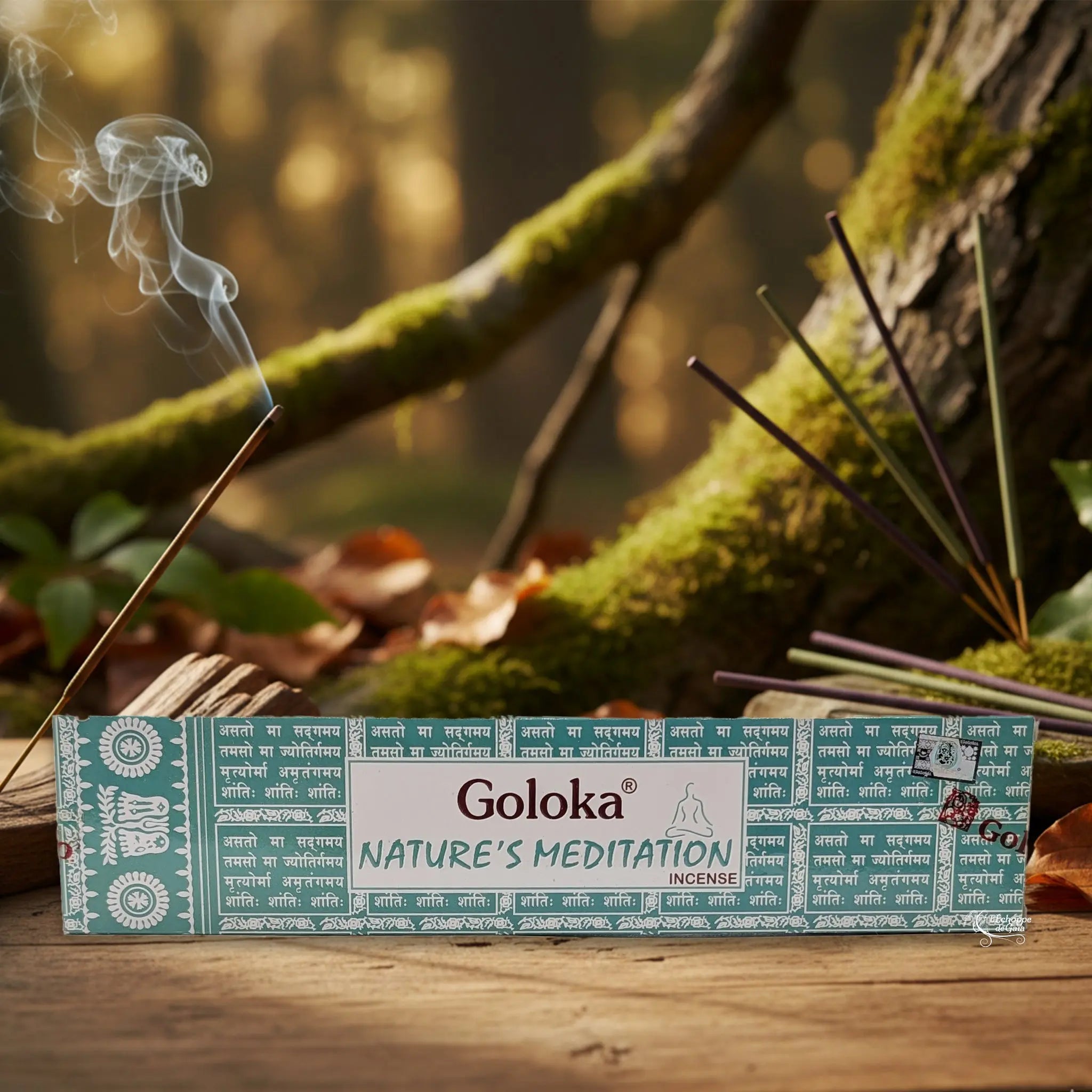 Boîte d’encens « Nature’s Meditation » Goloka posée sur une table en forêt, entourée de bâtonnets d’encens fumants.