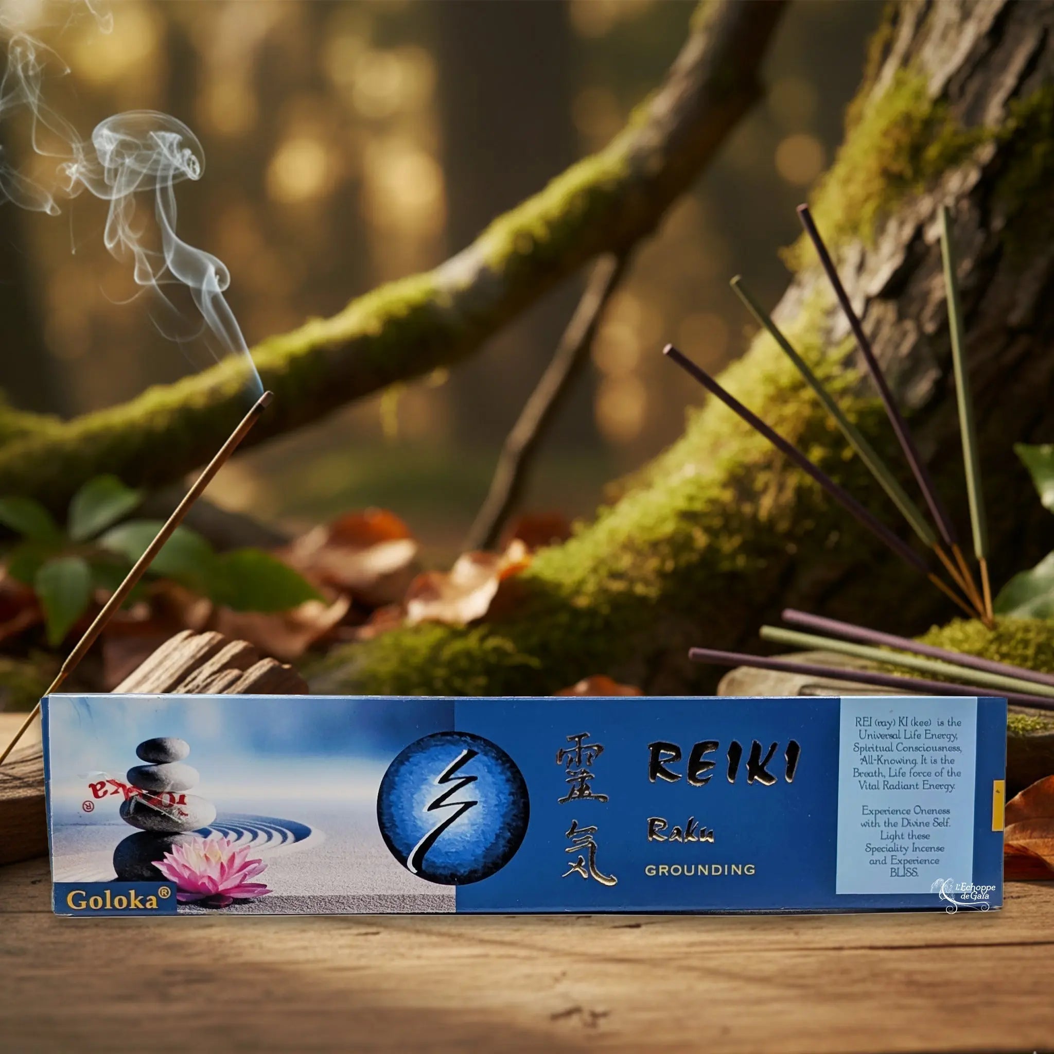 Boîte d’encens « Reiki Raku Grounding » Goloka posée sur une table en forêt, entourée de bâtonnets d’encens fumants.
