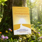 Livre jaune Grandir avec l'Ennéagramme d'Olivia Varin-Bernier contre un arbre, illustré par un chemin menant vers un soleil levant.