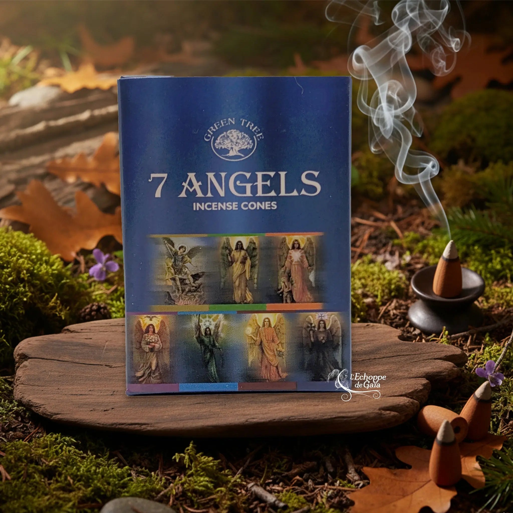 Boîte d’encens en cônes « 7 Angels » Green Tree posée sur une planche de bois en décor de sous-bois, avec cône fumant sur porte-encens à droite.