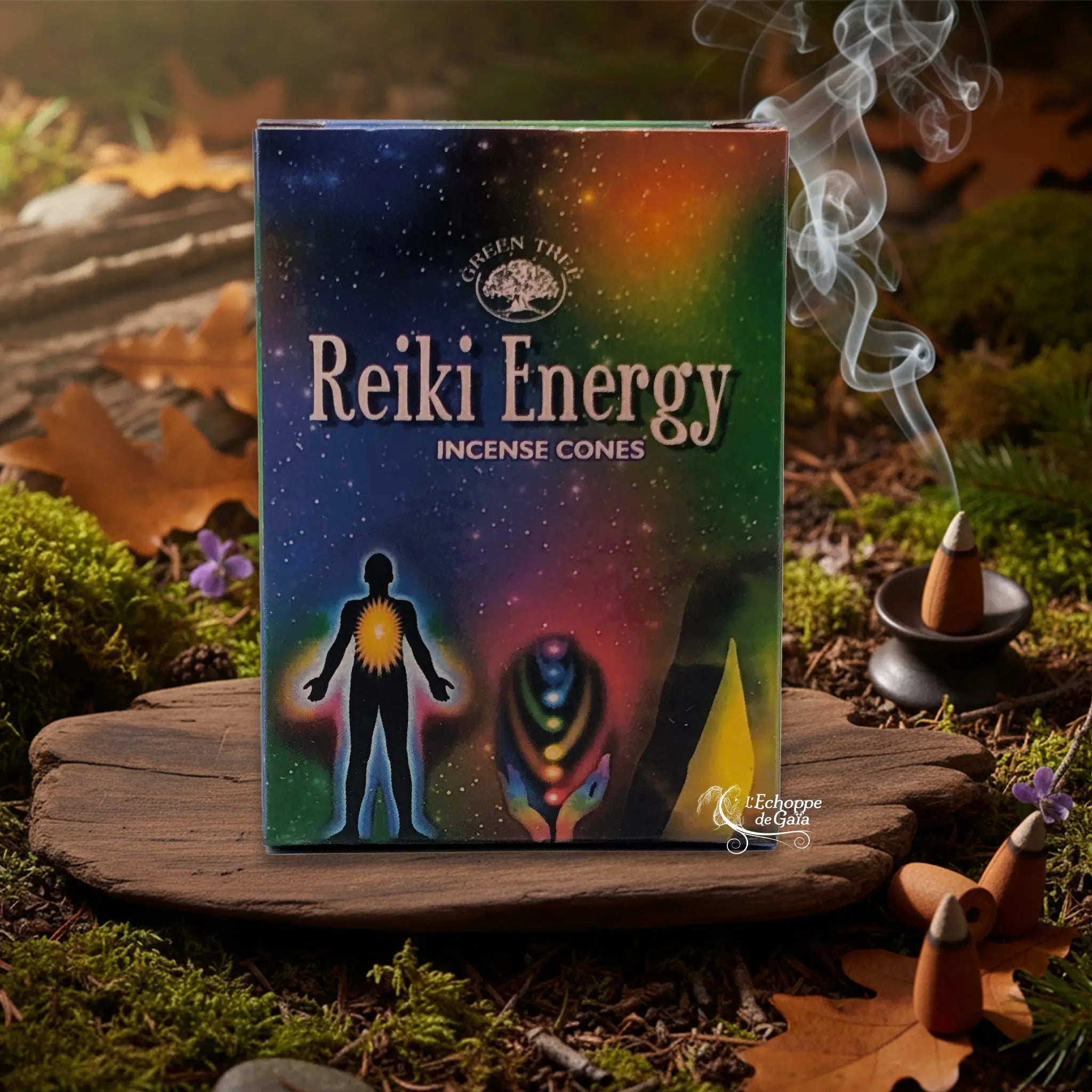 Boîte d’encens en cônes « Reiki Energy » Green Tree posée sur une planche de bois en décor de sous-bois, avec cône fumant sur porte-encens à droite.