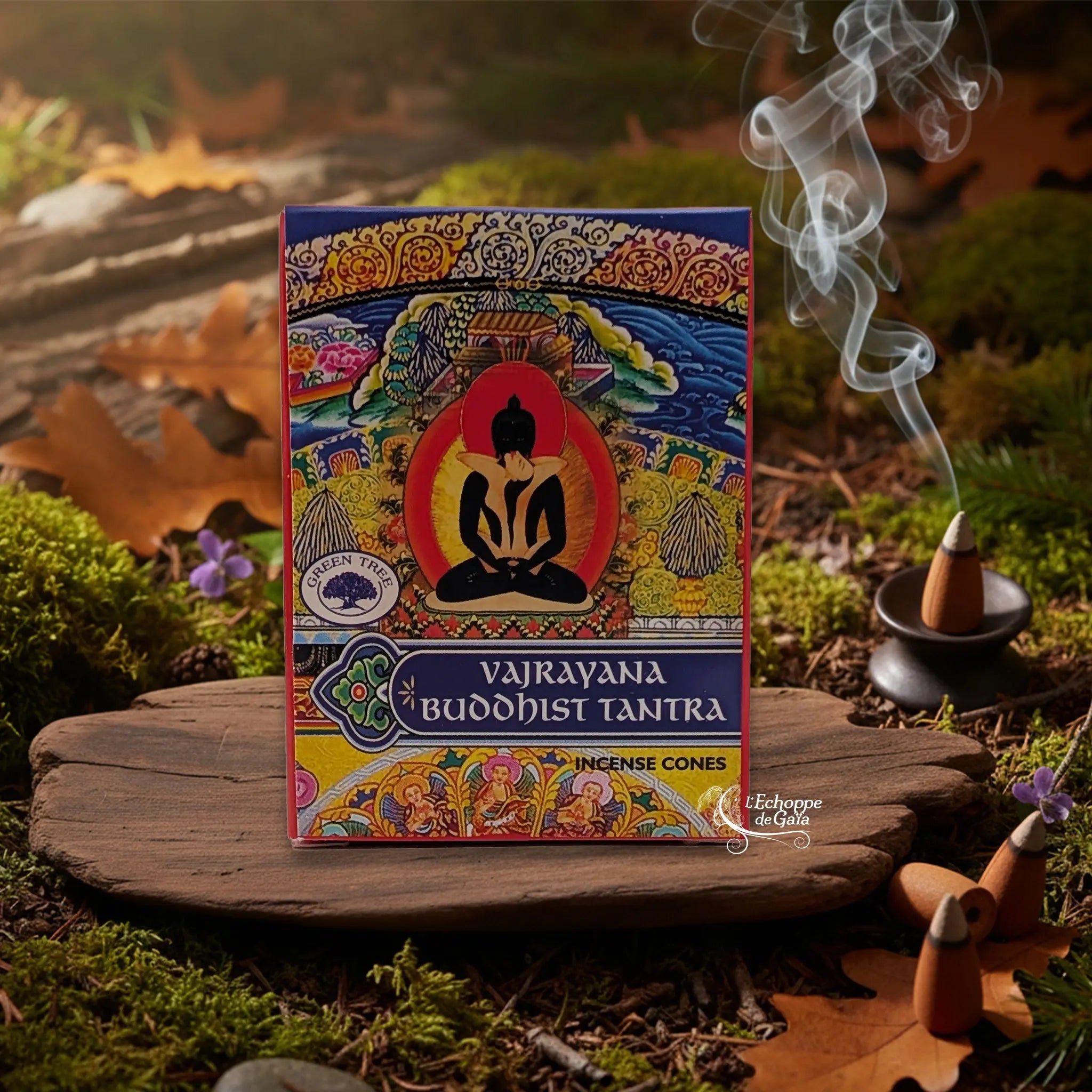 Boîte d’encens en cônes « Vajrayana Buddhist Tantra » Green Tree posée sur une planche de bois en décor de sous-bois, avec cône fumant sur porte-encens à droite.